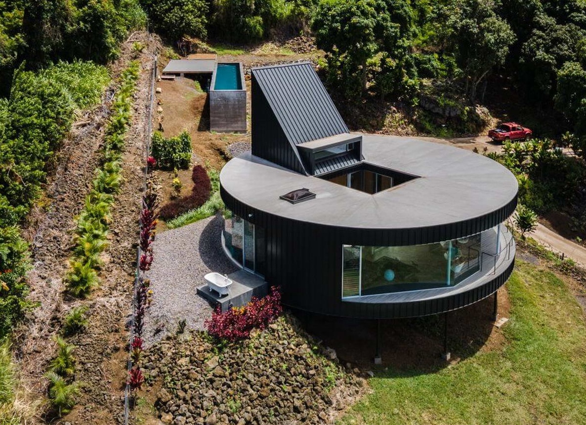 Дом на склоне с видом на озеро