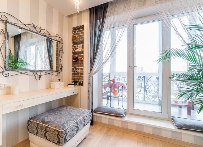 Французские окна в интерьере: виды и особенности